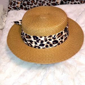 🆕️🆑️Adorable Summer Hat with Leopard embellishment.